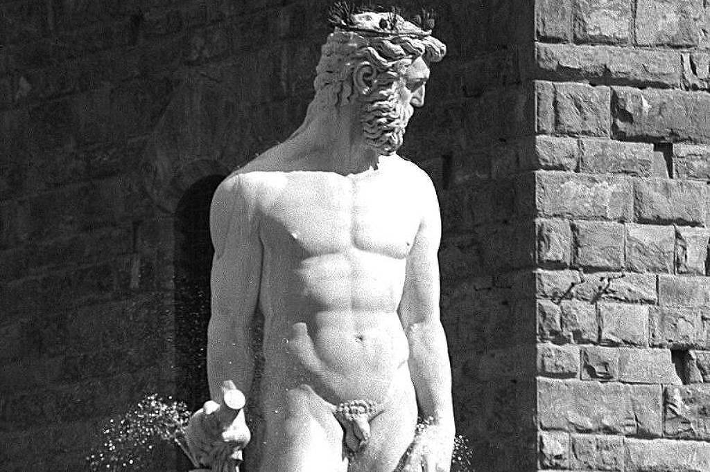 Turista é multada em R$ 29 mil após tentar tocar pênis de estátua na Itália