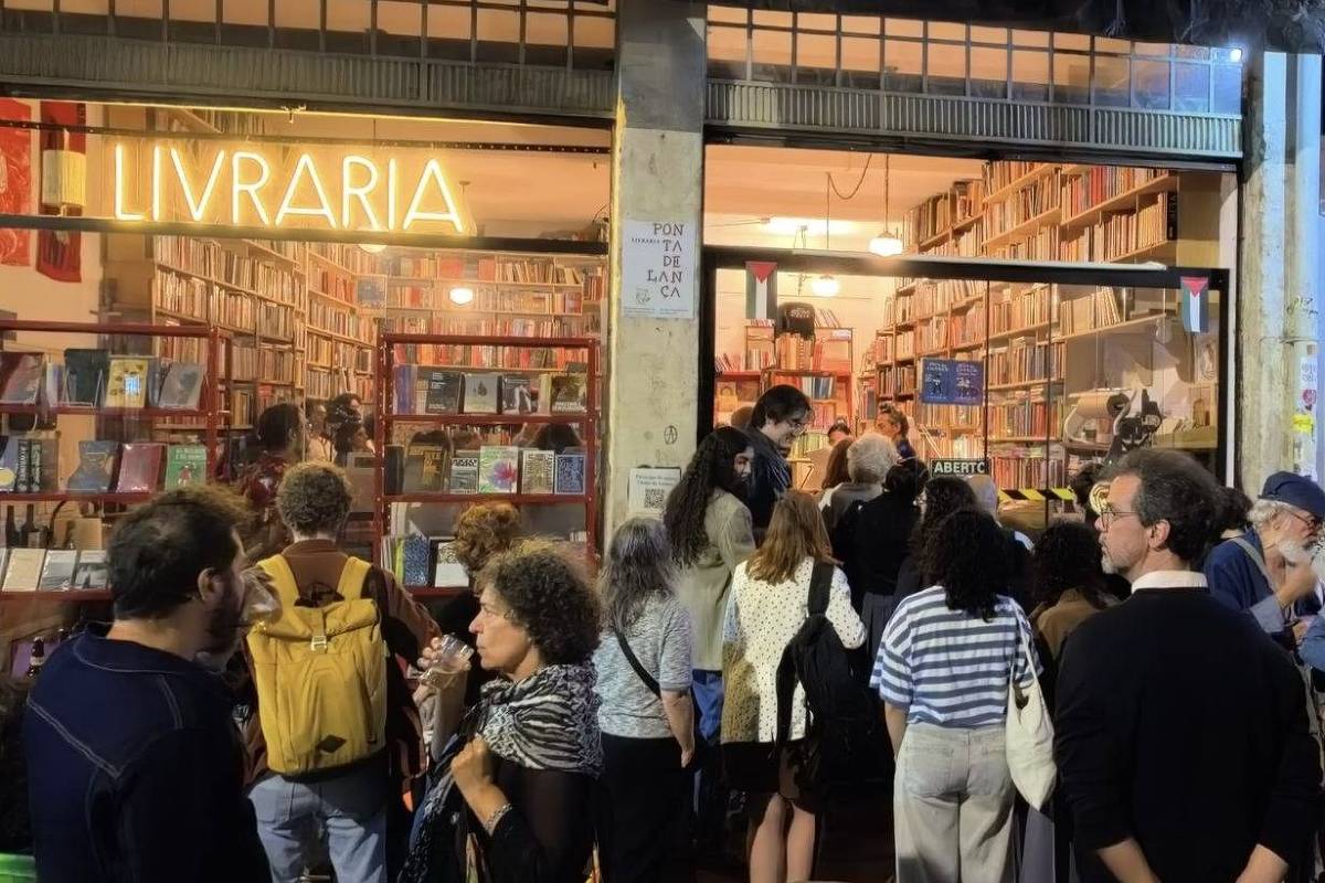 Noite das Livrarias, com música e cerveja, traz público novo para perto dos livros