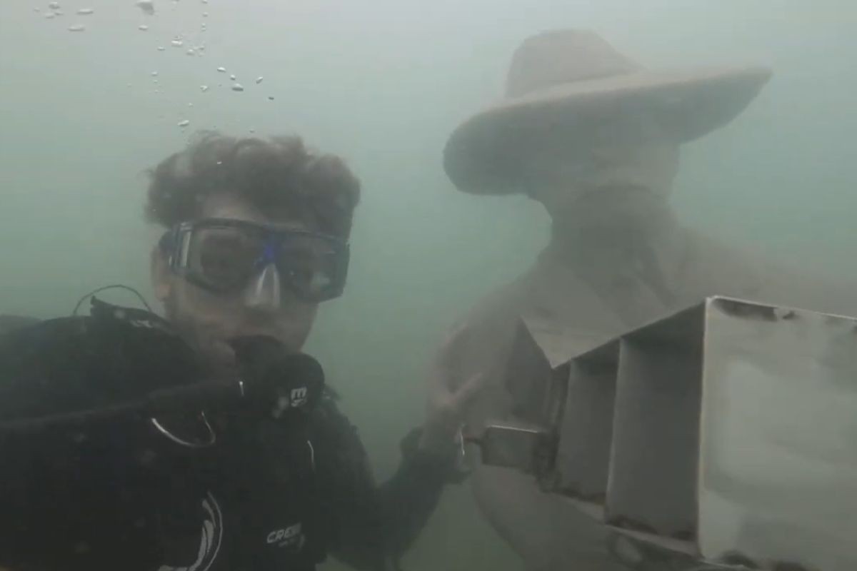 Mergulhadores tiram selfie com esculturas do 1° centro de visitação subaquático do Brasil; VEJA