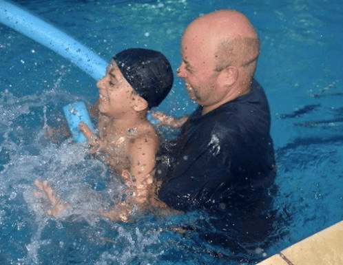 Projeto de natação para crianças autistas de Ilhabela é finalista em mostra nacional