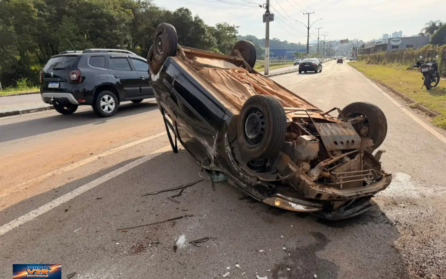 Carro capota após motorista perder controle em avenida movimentada de Bragança Paulista