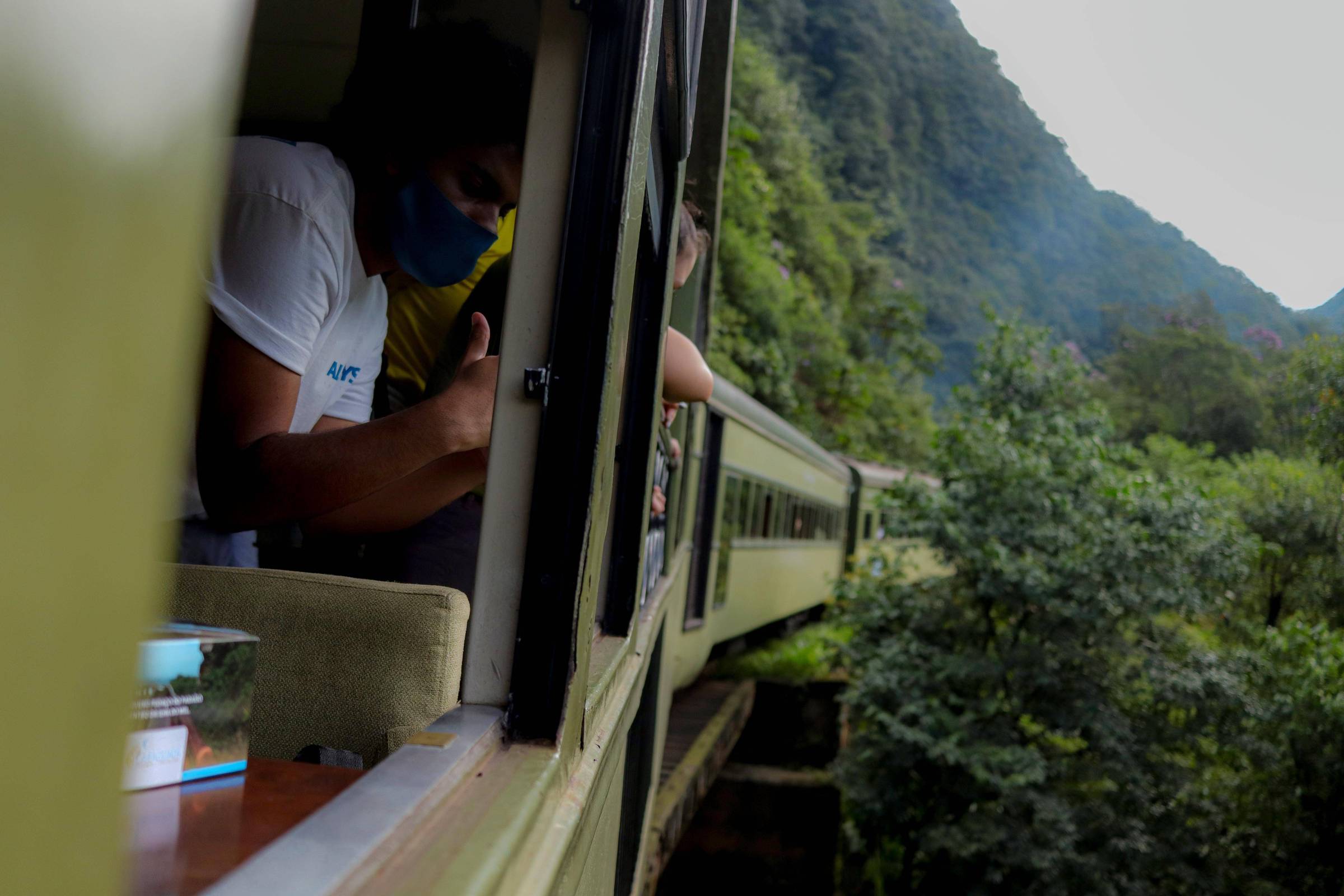 Trem que vai de Curitiba a Morretes revela a imensidão da mata atlântica preservada