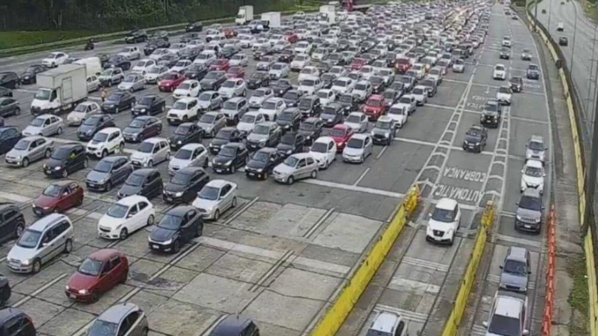1° de maio tem trânsito intenso e congestionamento rumo ao litoral de SP