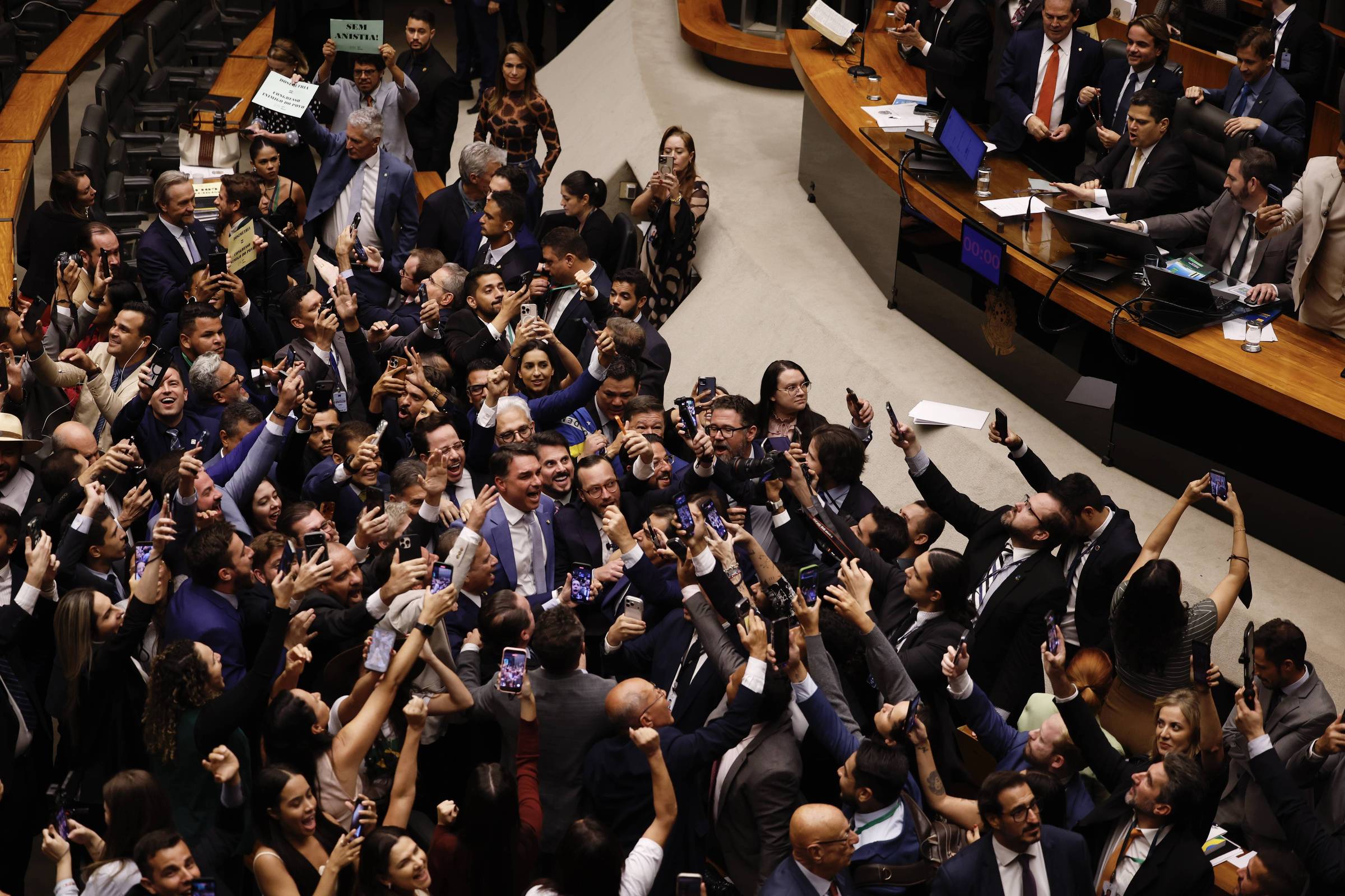 Dupla derrota de Lula intensifica narrativa de fragilidade do governo nas redes