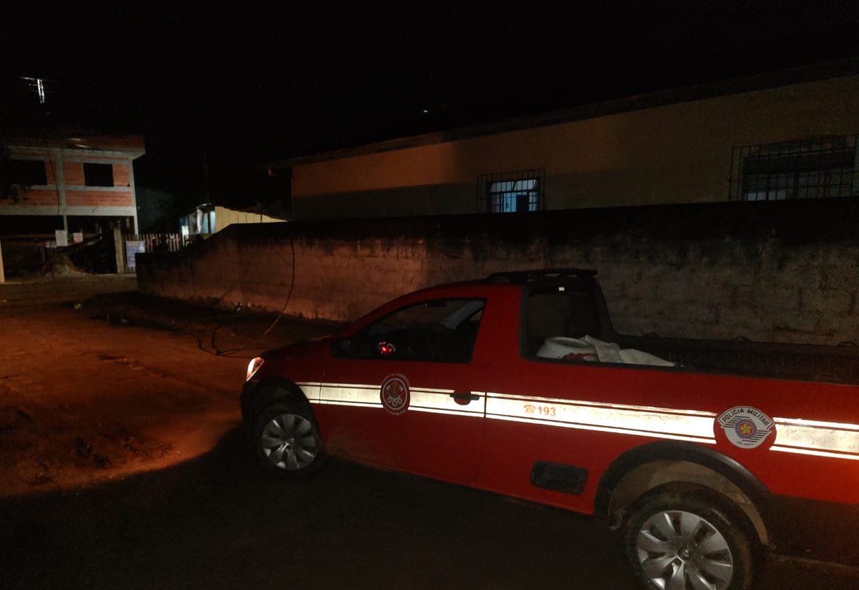 Cabo energizado caído em via pública mobiliza bombeiros no Perequê-Açu