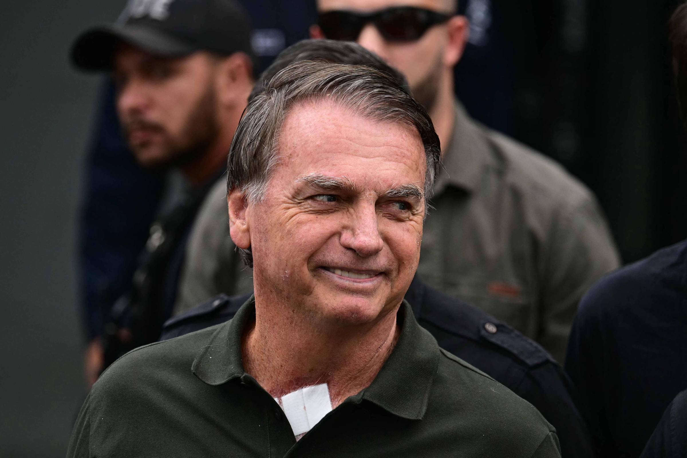 Bolsonaro tem alta de hospital e volta para prisão domiciliar após cirurgia no ombro